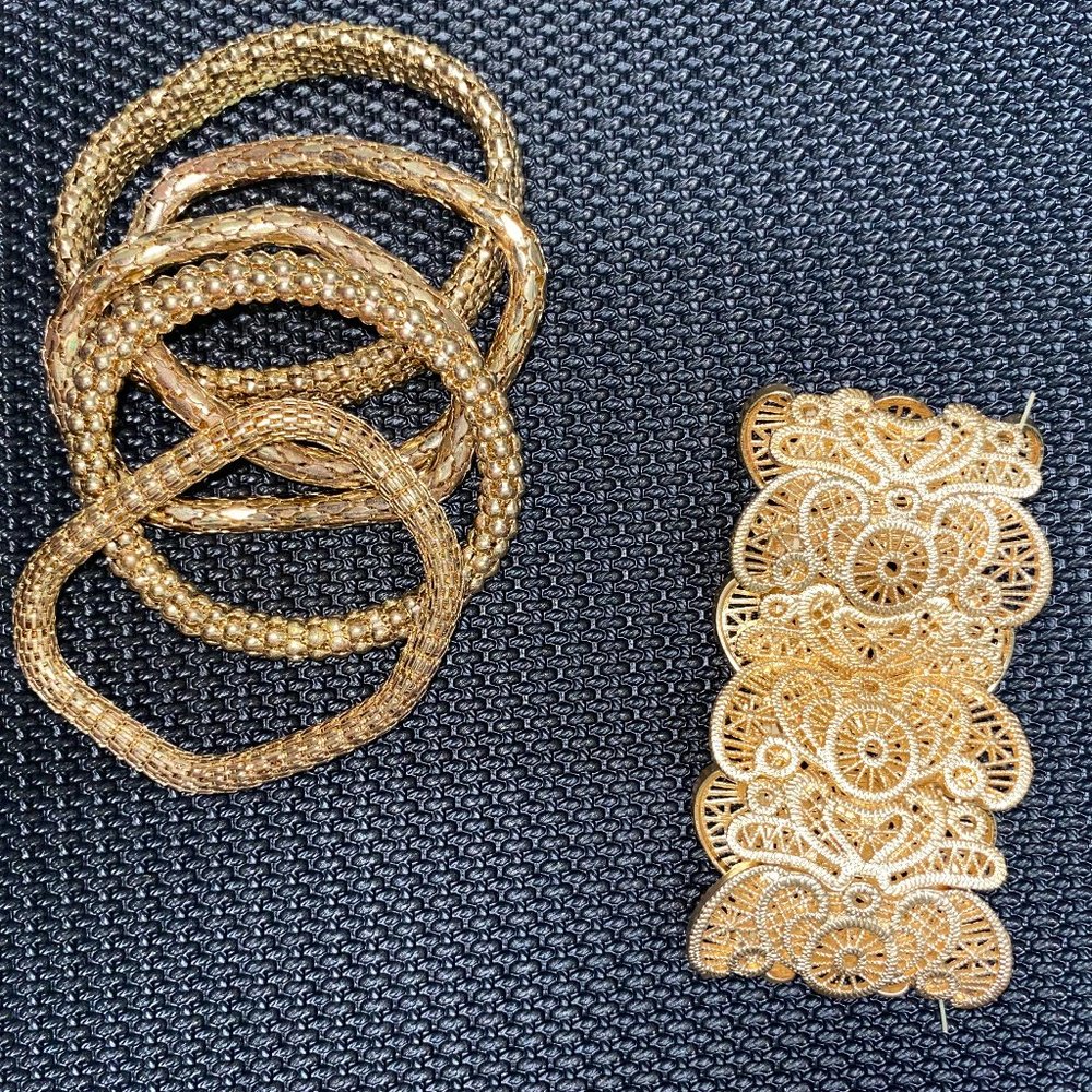 Set of elastic gold metallic bracelets